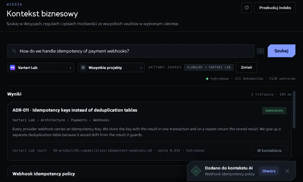 Ekran Kontekst biznesowy z pytaniem w polu wyszukiwania i listą pasujących notatek z vaulta, każda ze ścieżką i wynikiem. Pokazane dane są przykładowe.